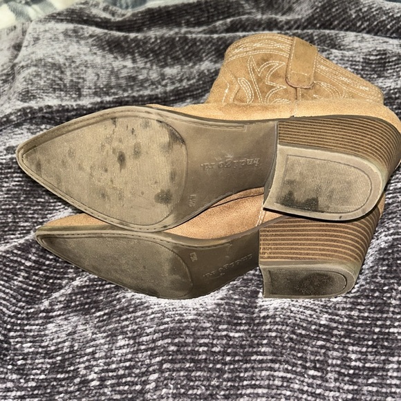 Wore once gently excellent condition like new 9 1/2 - Picture 2 of 11